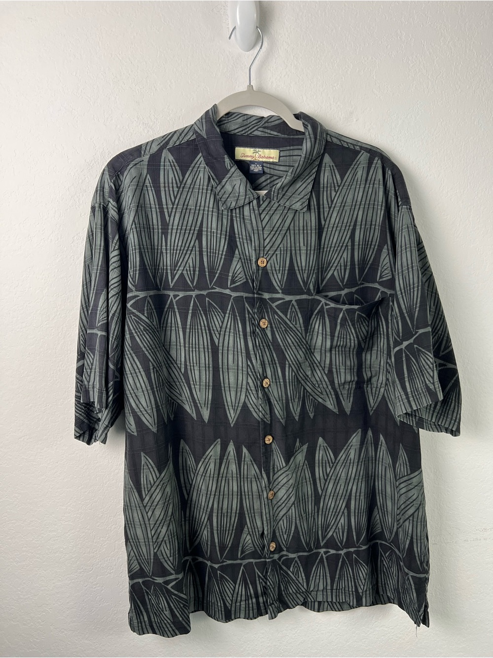 Tommy Bahama Silk Tropical Hawaiian Leaf Pattern Short Sleeve Button Down